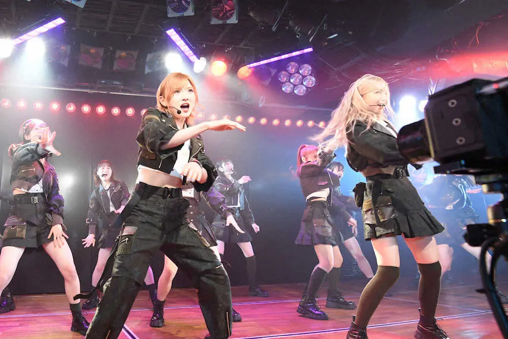 AKB48の16周年で踊る岡田奈々（中央）