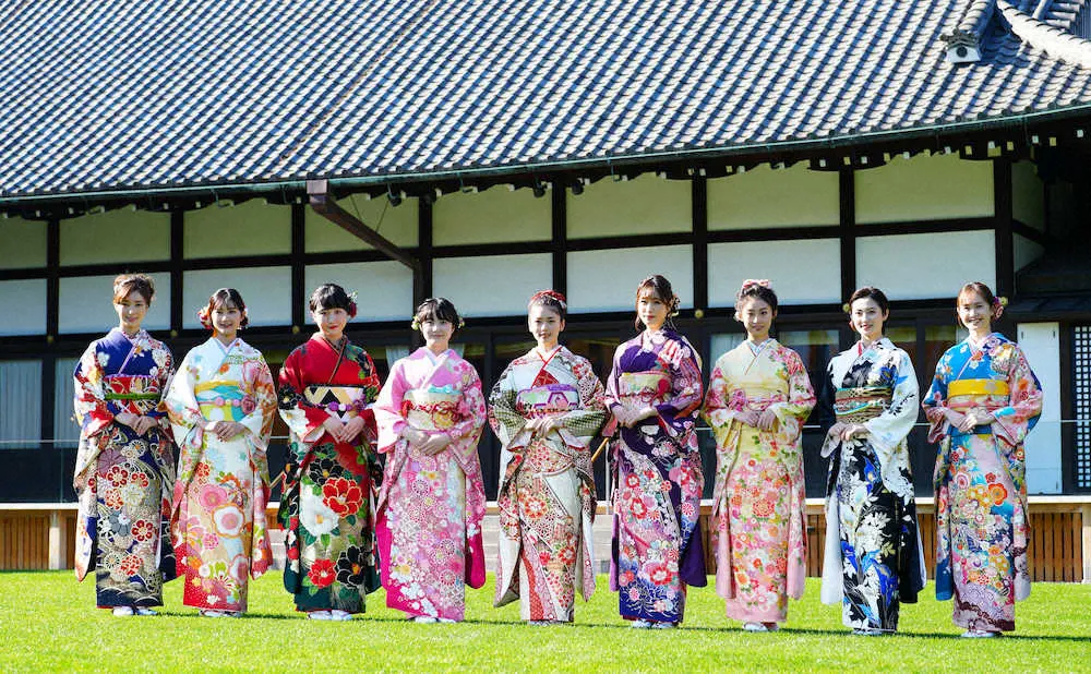 小芝風花、高橋ひかるら　オスカープロ所属9人が艶やか晴れ着姿競演　