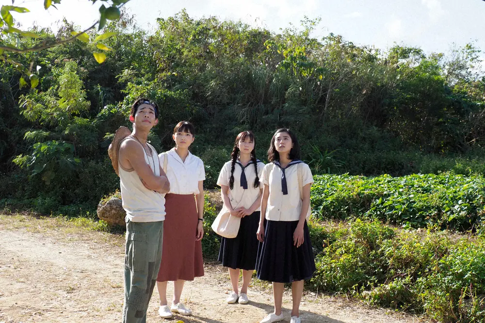 連続テレビ小説「ちむどんどん」沖縄ロケでそろい踏みした（左から）竜星涼、川口春奈、上白石萌歌、黒島結菜（C）NHK