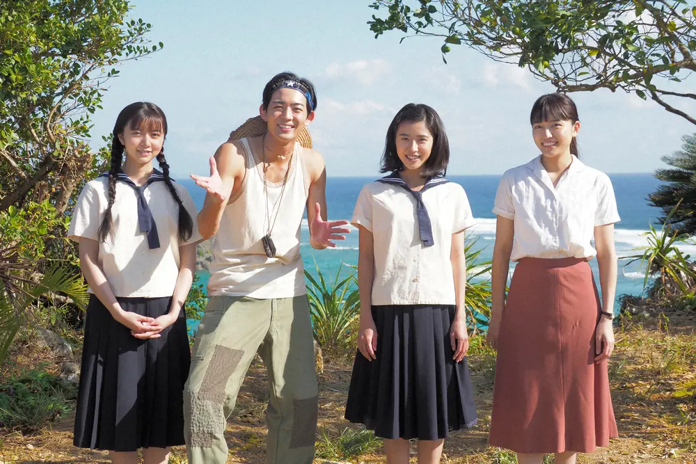 連続テレビ小説「ちむどんどん」沖縄ロケでそろい踏みした（左から）上白石萌歌、竜星涼、川口春奈、黒島結菜（C）NHK