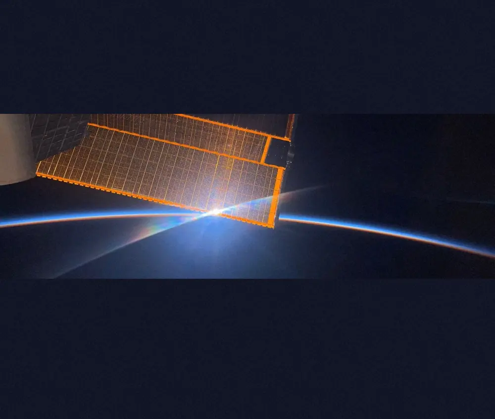 前澤友作氏　ISSから撮影した“神秘的な日の出の瞬間”に「ダイヤモンドみたい」「ジーンと感動」の声