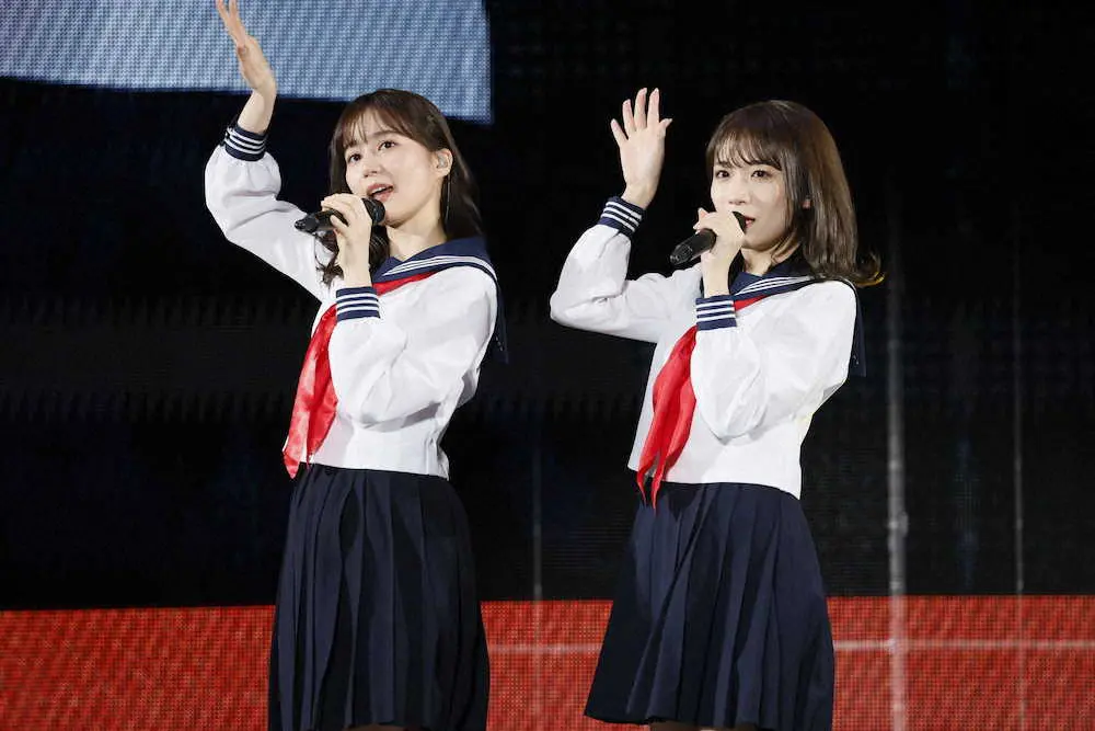 自身の卒業コンサートに登場した乃木坂46の生田絵梨花（左）と、キャプテンの秋元真夏（右）