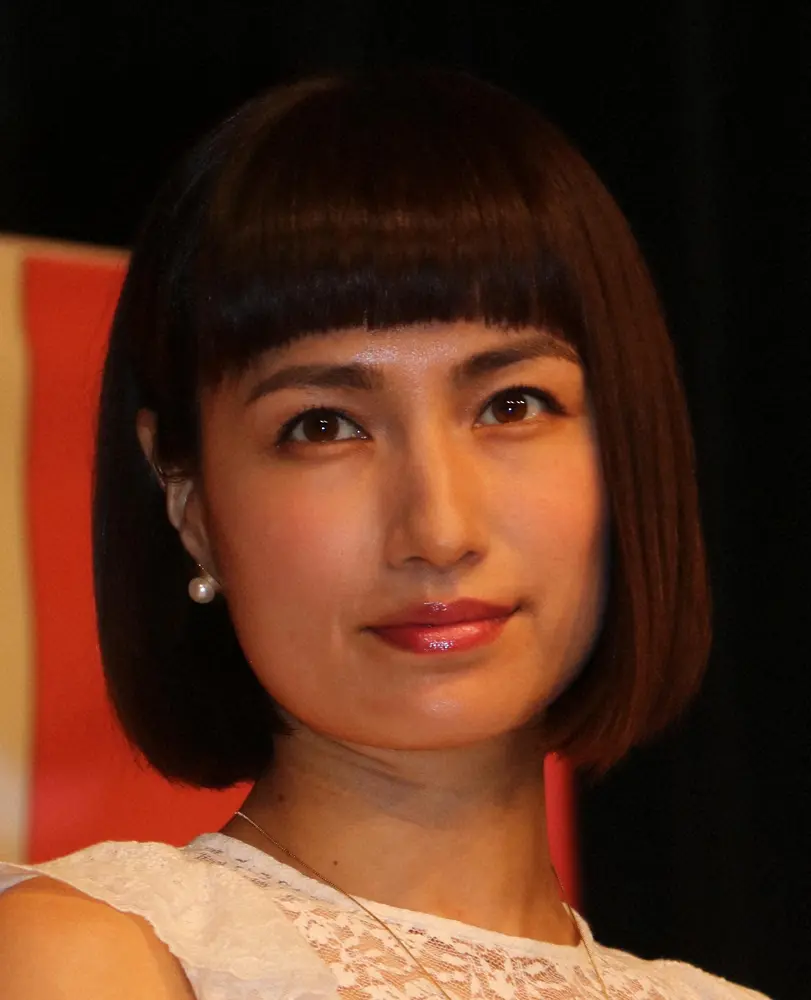 佐田真由美　20センチばっさり　ショートヘアに大変身した姿に「どんどん若返る」「美しすぎ」の声