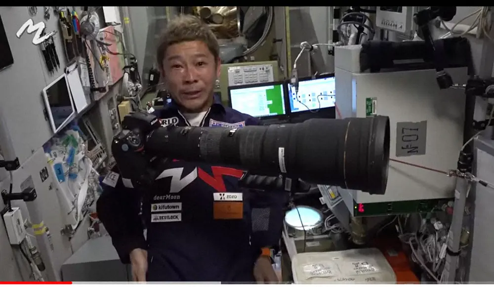 ISSから地球の撮影に挑戦する前澤友作氏（前澤氏の公式YouTubeチャンネル　Yusaku　Maezawa「MZ」から）