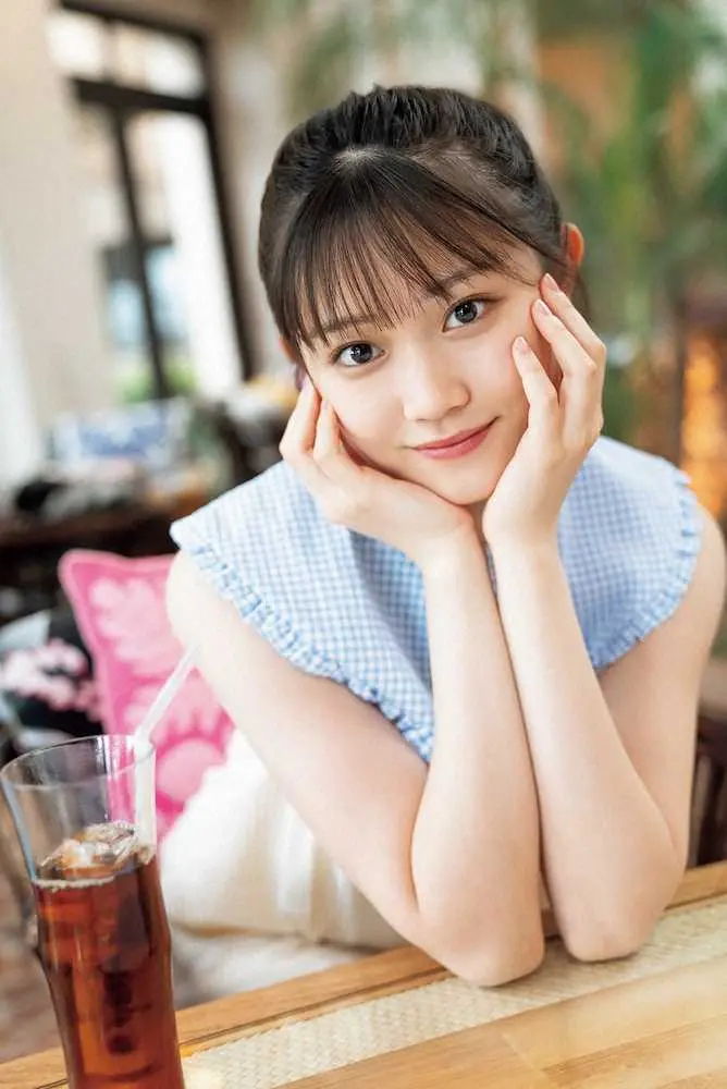 初の写真集「紗栞」でキュート笑顔を見せる、つばきファクトリーの小野田紗栞