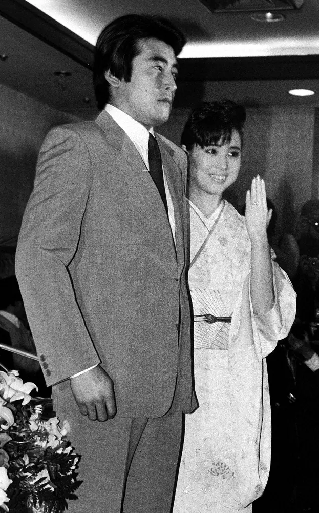85年、婚約会見を行った松田聖子と神田正輝