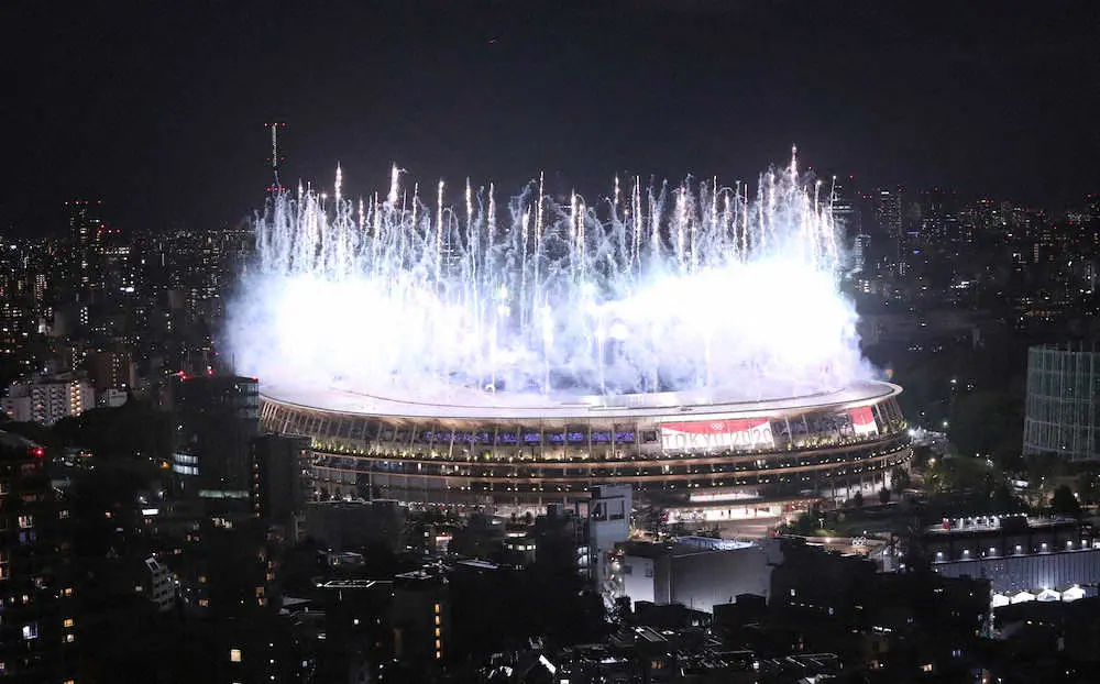東京五輪開会式で花火が上がる国立競技場　