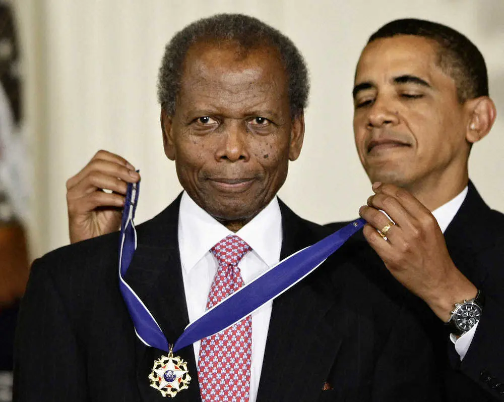 2009年、当時のオバマ大統領から自由勲章を授かったポワティエ氏（AP）