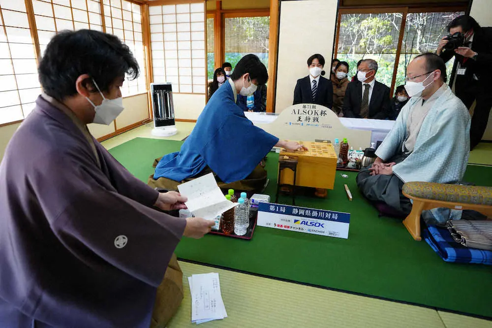 藤井竜王の封じ手は「3五歩」　王将戦第1局対局再開