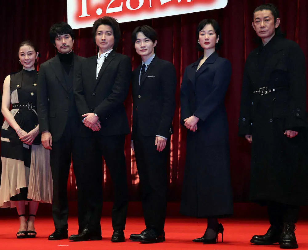 映画「ノイズ」の完成披露試写会に出席した（左から）伊藤歩、松山ケンイチ、藤原竜也、神木隆之介、黒木華、永瀬正敏