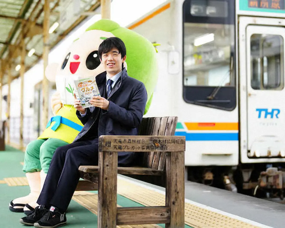 【画像・写真】藤井竜王　勝者のコスプレ初体験!さすがの読み「動物か鉄道」幼少期の憧れ車掌制服姿で笑顔