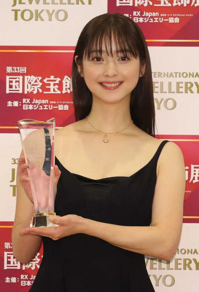 【画像・写真】佐々木希　夫・渡部の質問に「答えちゃいけないって言われて…」　大胆ドレスで表彰式出席