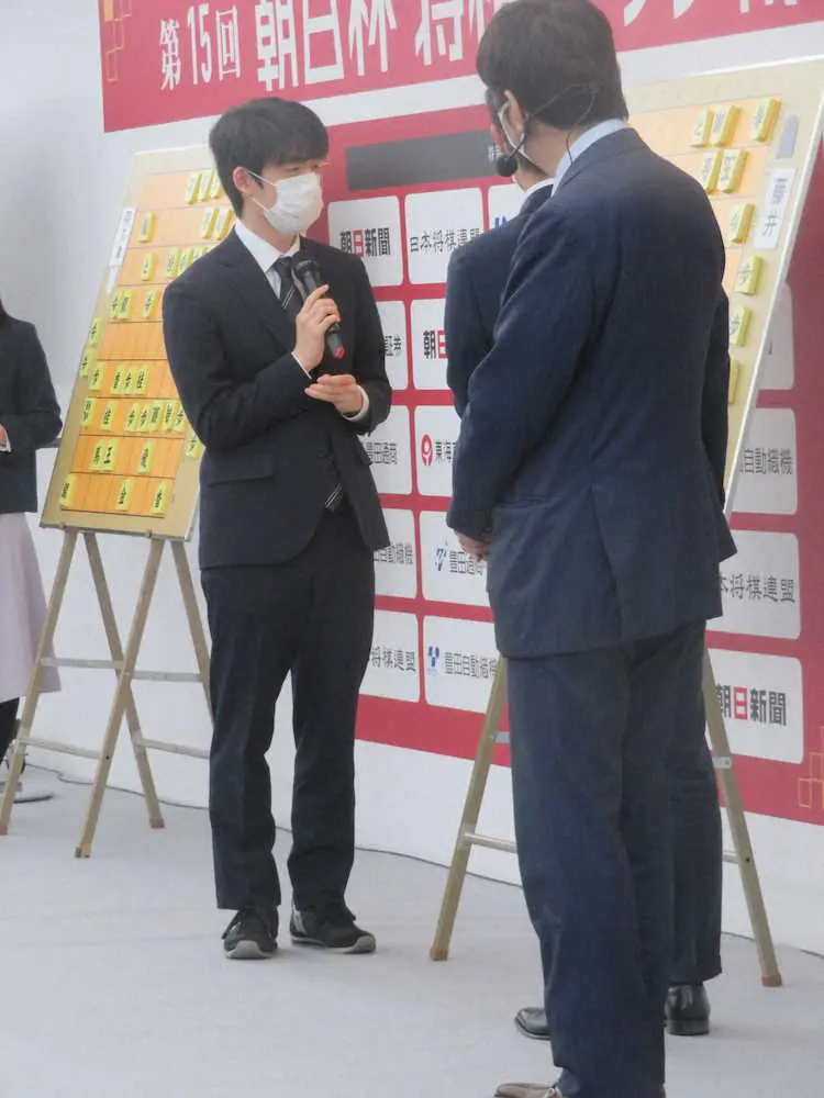 船江恒平六段に勝利後、大盤解説会に登場し、公開で感想戦を行う藤井聡太竜王（左）