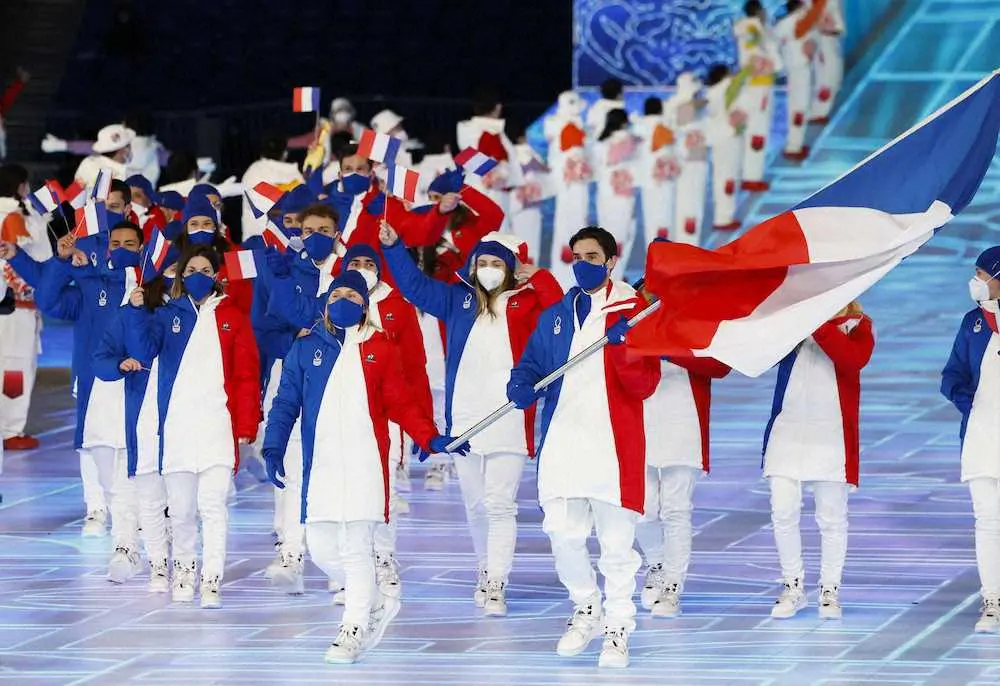 北京冬季五輪の開会式で入場行進するフランス選手団