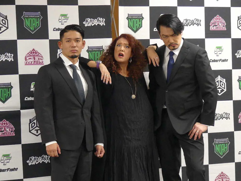 プロレスラーとしての引退試合の発表会見に臨んだLiLiCo（中）と、タッグを組む夫の純烈・小田井涼平（右）。同じくタッグの彰人