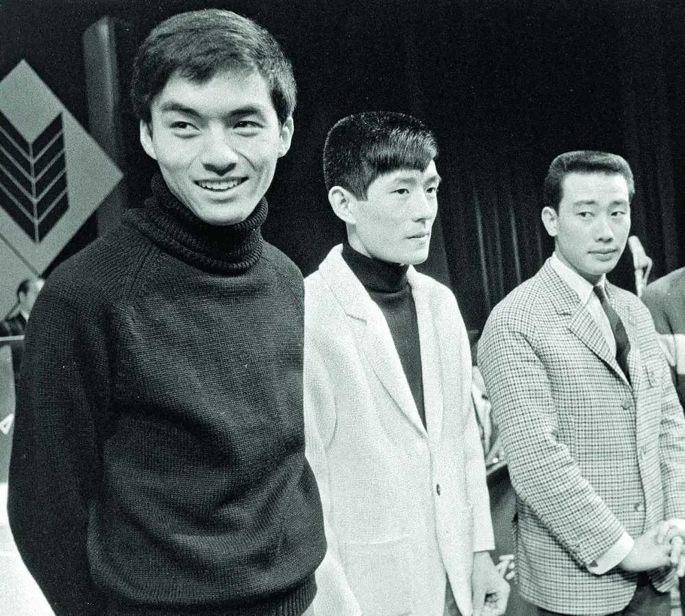 前立腺がんのため死去した西郷輝彦さん（左）。舟木一夫（中央）、橋幸夫とともに「御三家」として人気を博した（1964年撮影）