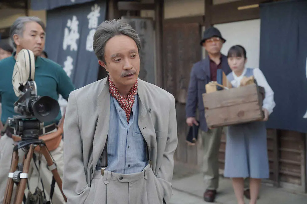連続テレビ小説「カムカムエヴリバディ」で、条映映画村に姿を見せた算太（濱田岳）（C）NHK