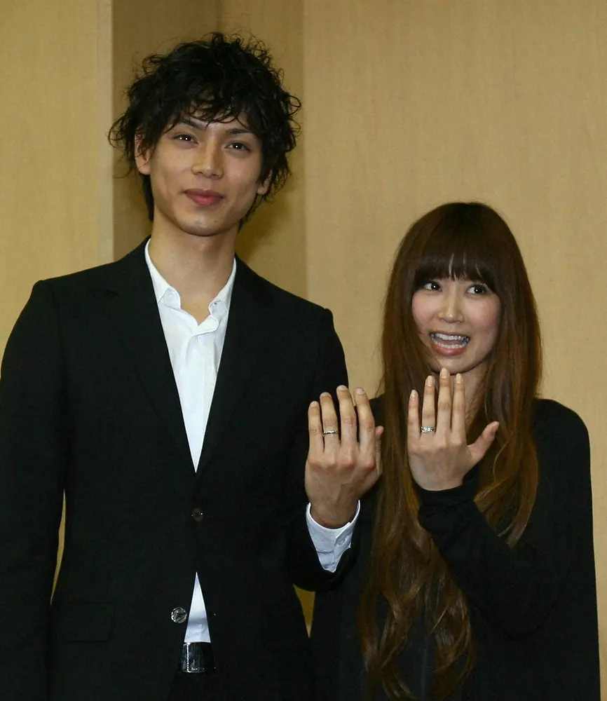 2009年4月に結婚会見を行った水嶋ヒロと絢香