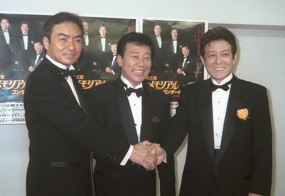 2000年11月、元祖・御三家として御三家メモリアルコンサートを行い、笑顔を見せる（左から）西郷輝彦さん、橋幸夫、舟木一夫