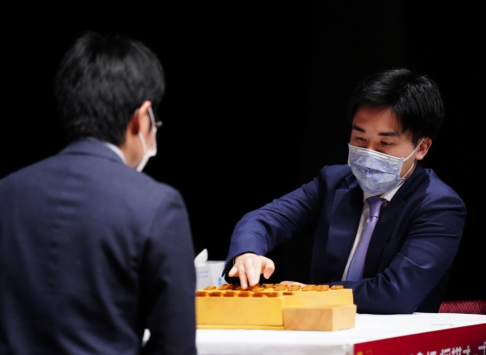 【画像・写真】菅井八段が稲葉八段との同門対局を制し朝日杯初優勝「大きな舞台で兄弟弟子で勝負できたのが一番嬉しい」