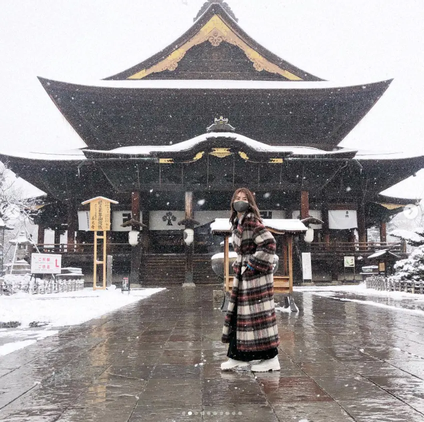 新山千春　長野県“名所”巡りショット公開に「善光寺と雪が霞むほど、美人！」「あー可愛い」