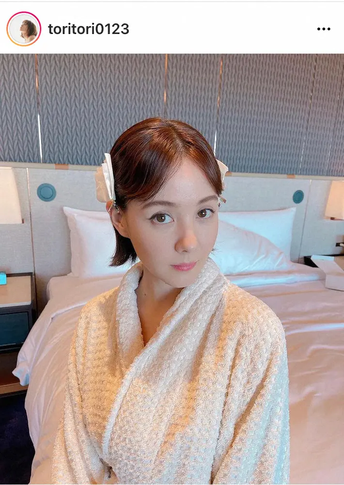 トリンドル玲奈　「支度中にぱしゃり」ホテルでのバスローブ姿に「女神降臨」「お人形さんみたい」の声