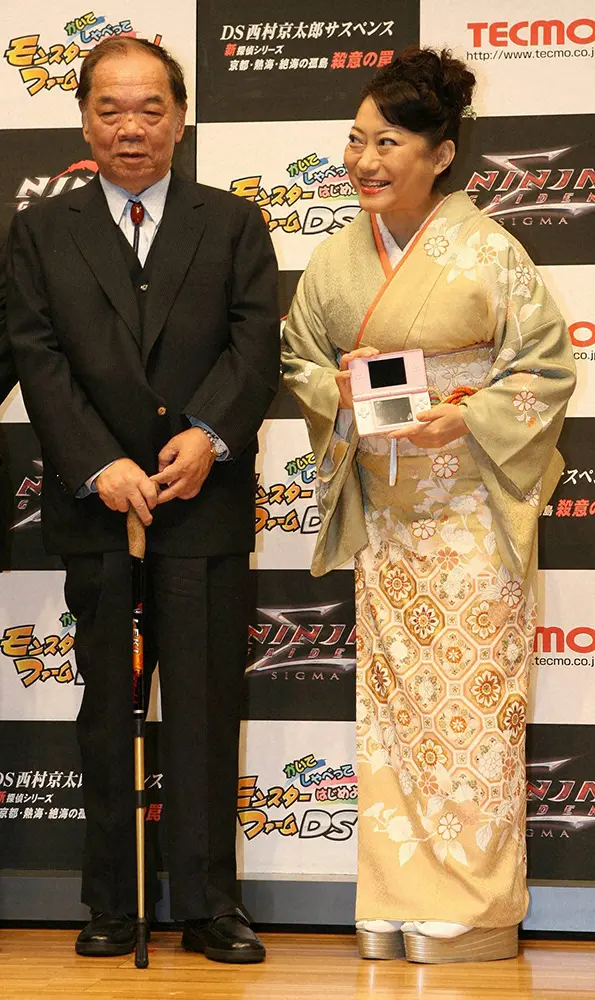 2007年3月、「テクモプレスカンファレンス」に出席した西村京太郎さん（左）と山村紅葉
