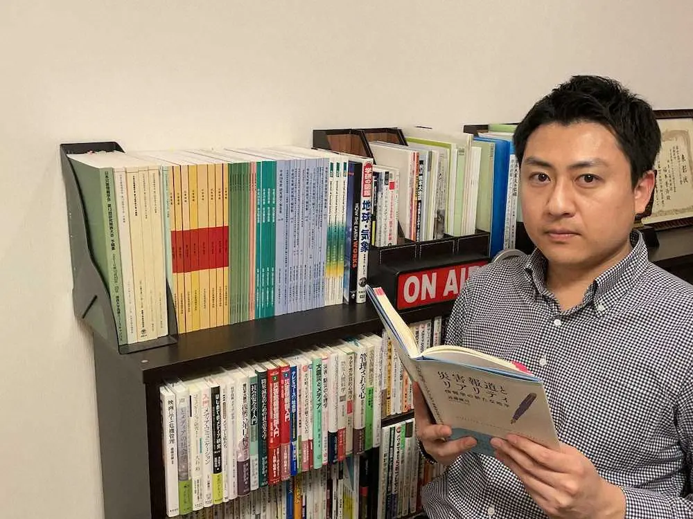 福本晋悟アナウンサーの自宅本棚には災害関連の書籍がズラリ　