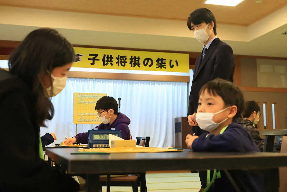 藤井聡太王将「人間的には歩」　島根県大田市での将棋イベントで小学生の質問に「王や竜と言いたいが…」