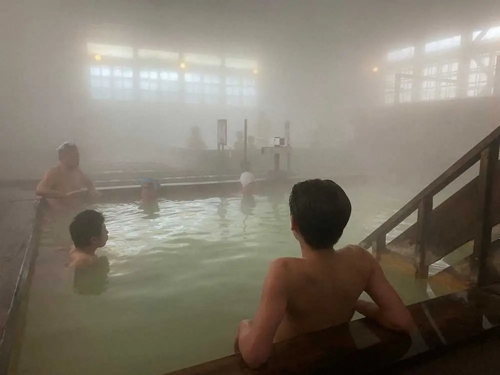 総ヒバ造りの大浴場は160畳の広さがある酸ヶ湯温泉