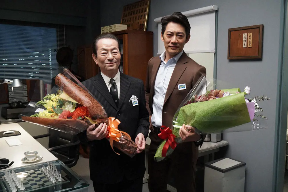 「相棒season20」がクランクアップし、花束が贈られた水谷豊（左）と反町隆史（C）テレビ朝日