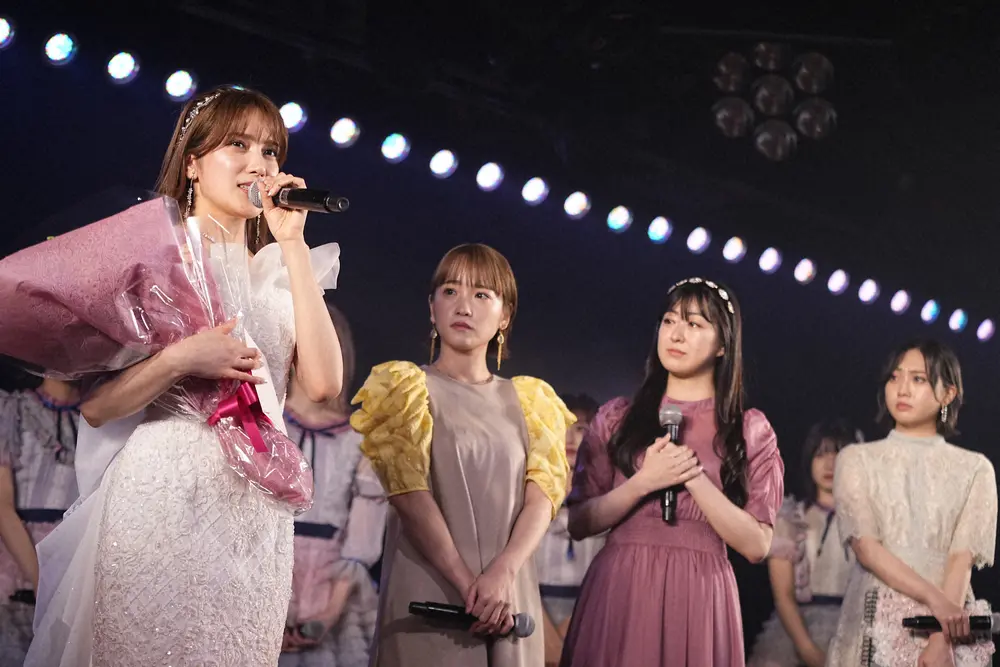 【画像・写真】AKB48入山杏奈卒業公演　川栄李奈のサプライズ登場に大粒の涙　「友だちという言葉では語れない存在」