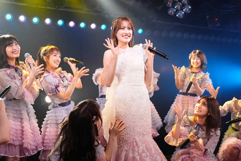 【画像・写真】AKB48入山杏奈卒業公演　川栄李奈のサプライズ登場に大粒の涙　「友だちという言葉では語れない存在」