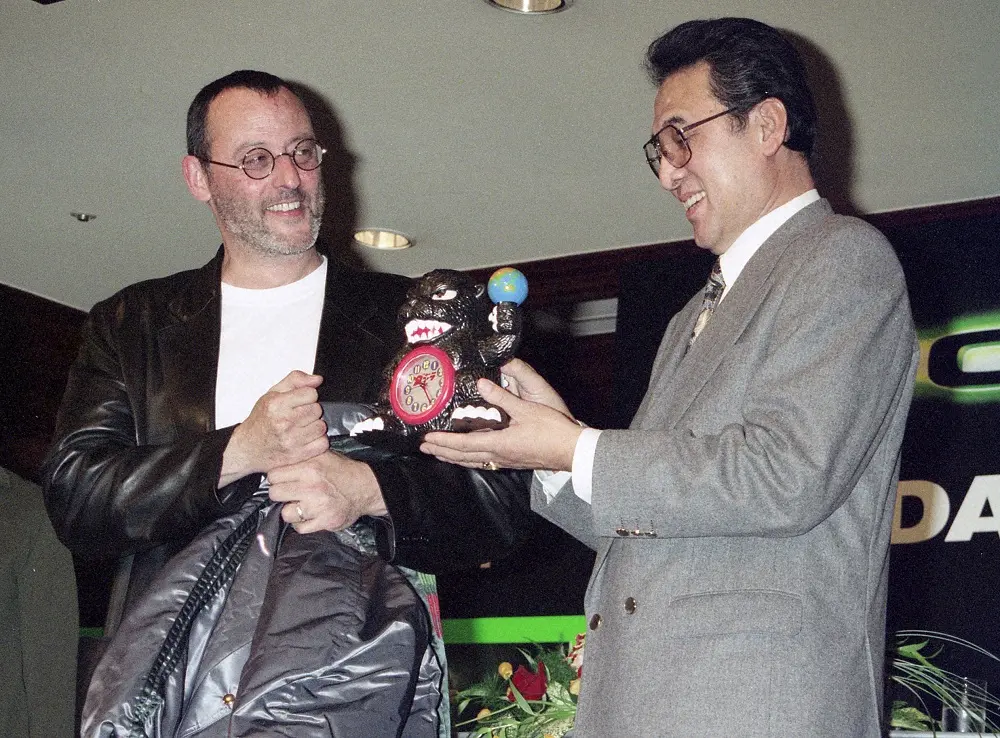 1998年、映画「GODZILLA」PRのため来日したジャン・レノ（左）にゴジラの目覚まし時計をプレゼントする宝田明さん