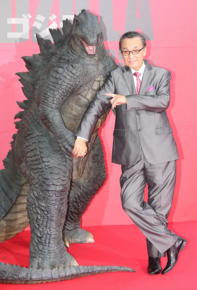 2014年7月、米映画「GODZILLA」プレミアイベントに出席し、ゴジラの模型と記念撮影する宝田明さん