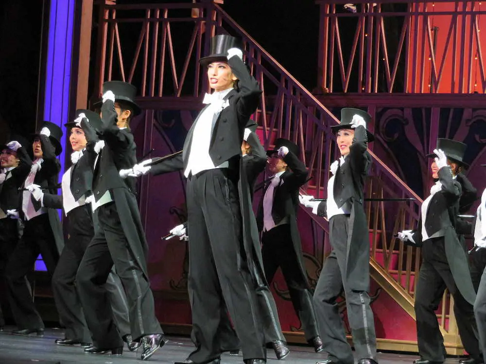 宝塚花組・柚香光の「トップハット」開幕　劇団きってのダンサーの軽やかタップに観客はウットリ