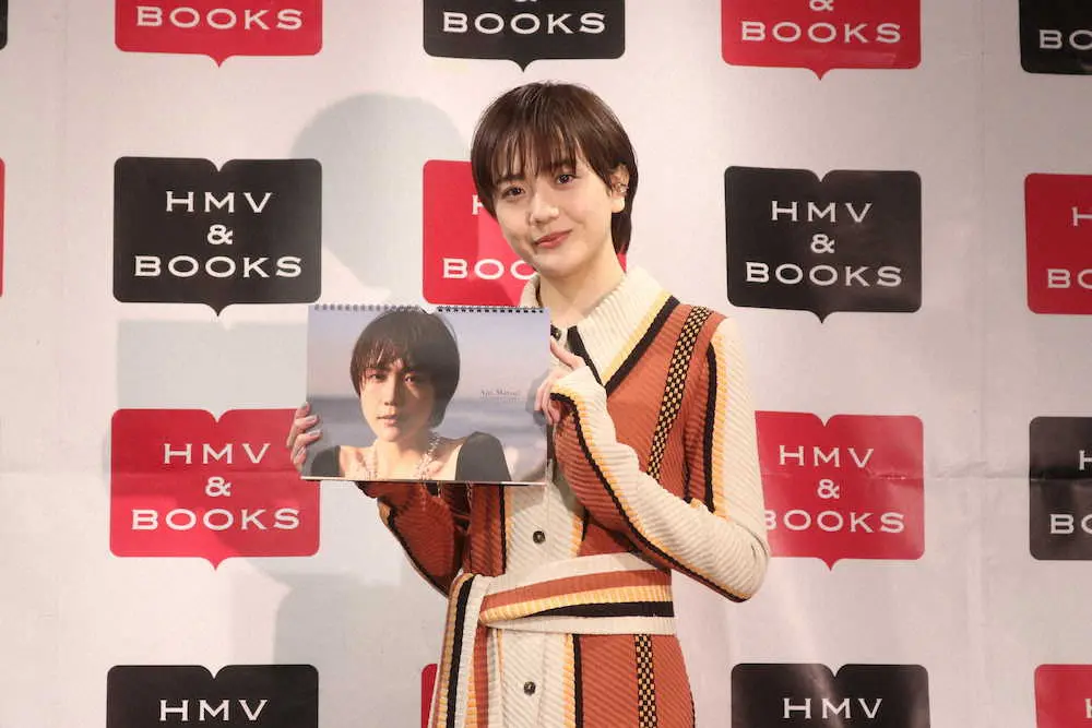 松井愛莉　カレンダーは「松井の顔でいっぱいなので、よく見えるところに飾って」