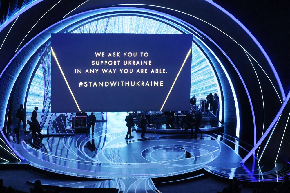 ウクライナ支援を呼びかけるメッセージが掲げられたアカデミー会場（ロイター）