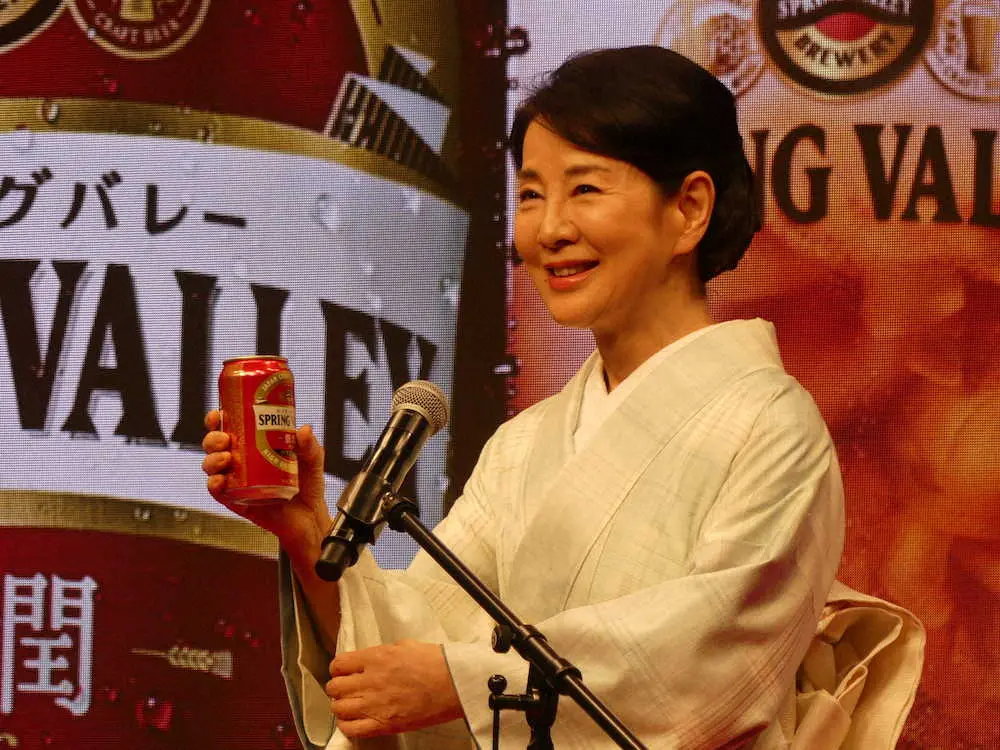 吉永小百合　ビールで春を届けたい　ラガー以来20年ぶりCM、試飲で笑みも