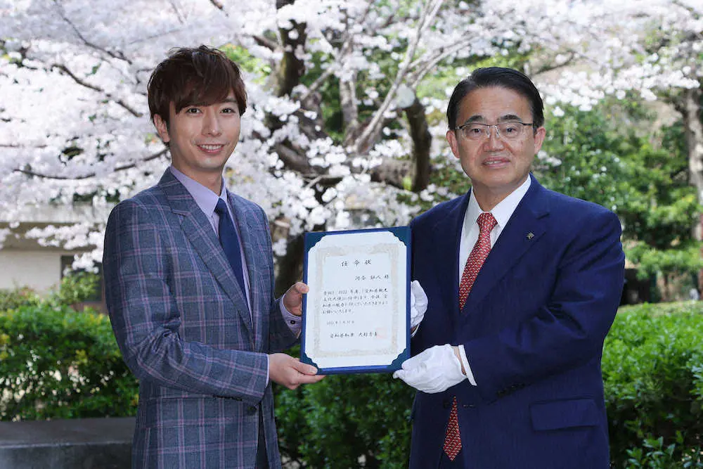 愛知県観光文化大使に就任したA.B.C－Zの河合郁人（左）と大村秀章愛知県知事