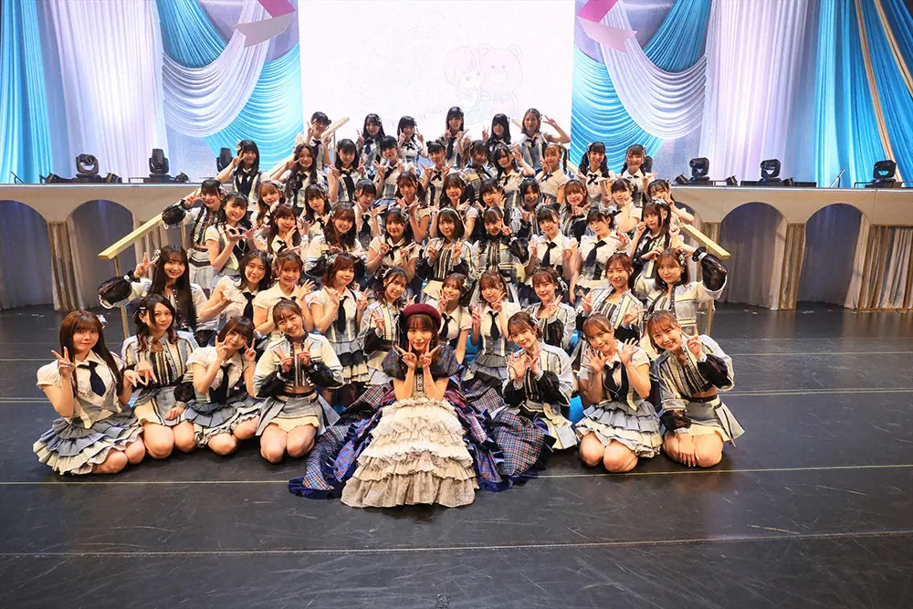 後輩たちと卒業コンサートの記念写真に収まるSKE48大場美奈（前列中央）