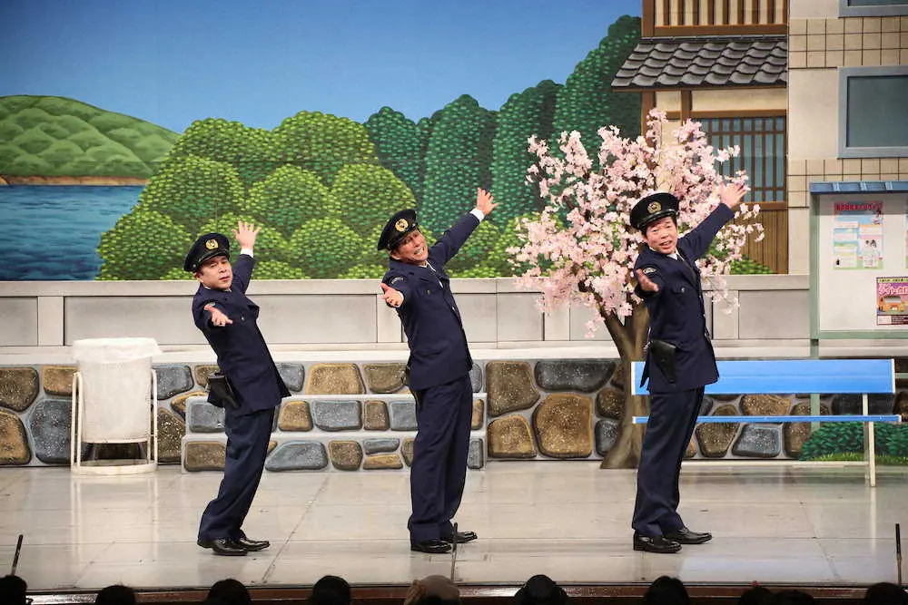 コメディー舞台「さんまの駐在さん」に出演した、（左から）岡村隆史、明石家さんま、今田耕司