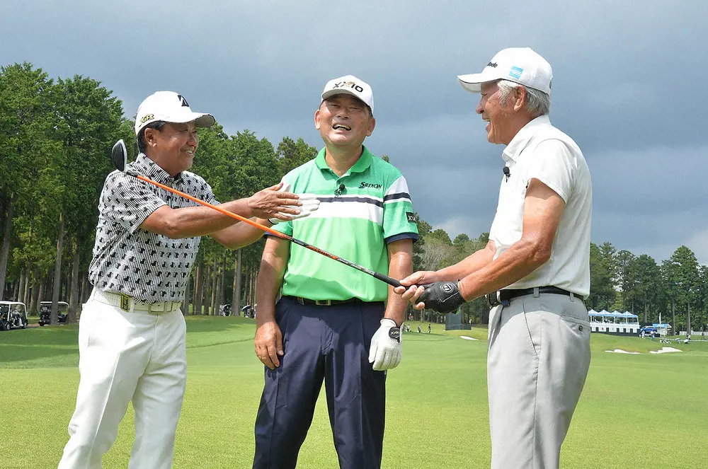 2020年、プロゴルファー生誕１００周年記念「ドリームチャリティーゴルフ」ドリームチャリティーで談笑する（左から）倉本昌弘、中嶋常幸、青木功
