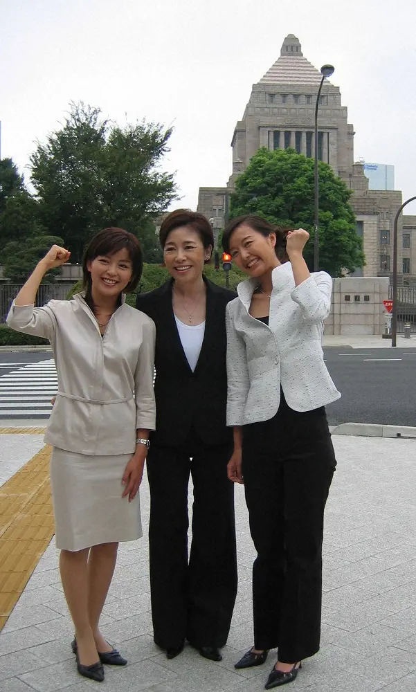 05年、国会議事堂前で選挙特番に向けて気合を入れる（左から）フジテレビ・中野美奈子アナ、安藤優子キャスター、中村仁美アナ（当時）