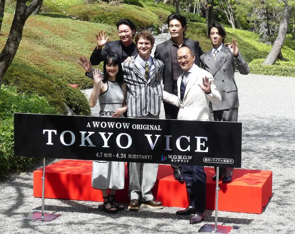 ドラマ「TOKYO　VICE」の会見に出席した（前列左から）菊地凛子、アンセル・エルゴート、渡辺謙（後列左から）笠松将、伊藤英明、山下智久