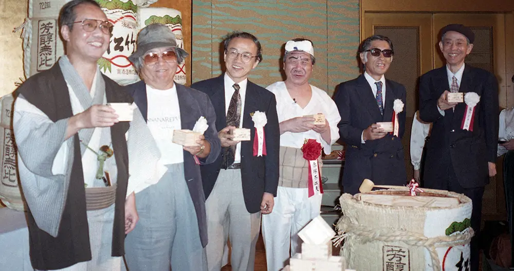 1995年、赤塚不二夫さん（左から4人目）の還暦パーティーに出席した（左から）つのだじろうさん、石ノ森章太郎さん、鈴木伸一さん（1人おいて）藤子不二雄Aさん、藤子・F・不二雄さん