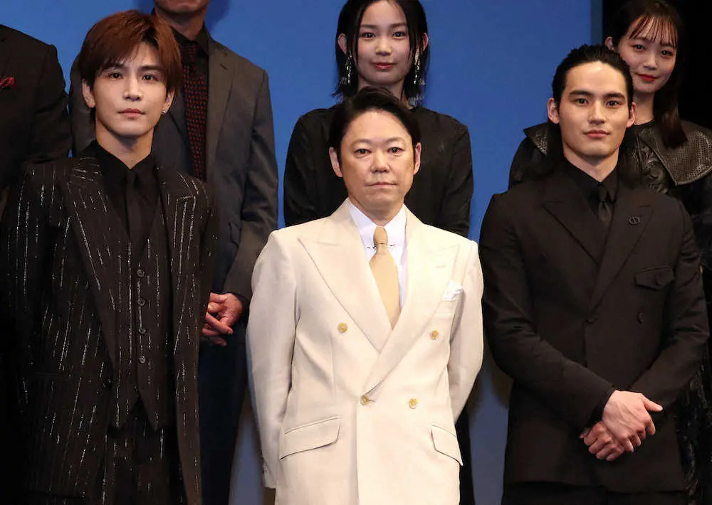 映画「死刑にいたる病」の完成披露試写会に出席した（左から）岩田剛典、阿部サダヲ、岡田健史