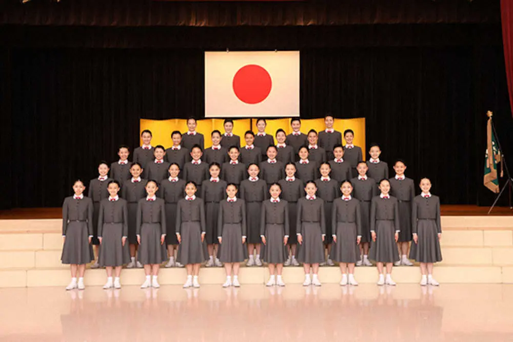 あこがれのグレーの制服に袖を通し入学式に出席した宝塚音楽学校110期生（提供写真）