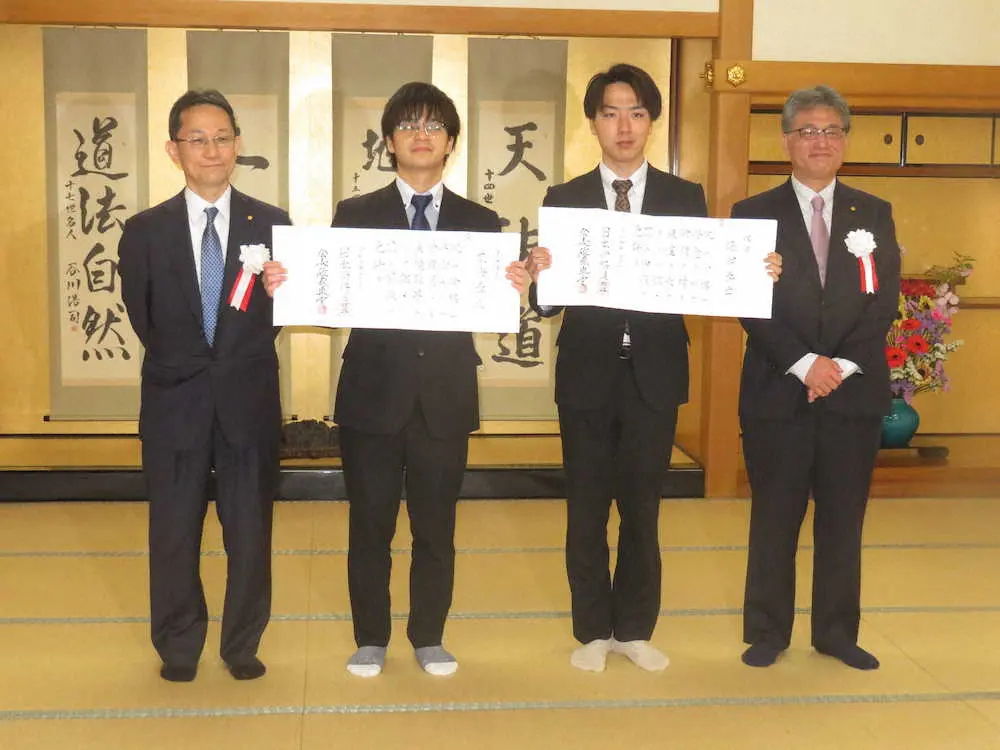 関西将棋会館での昇段者免除授与式に出席した（左から）井上慶太九段、来海孝之指導棋士二段、徳田拳士四段、脇謙二九段