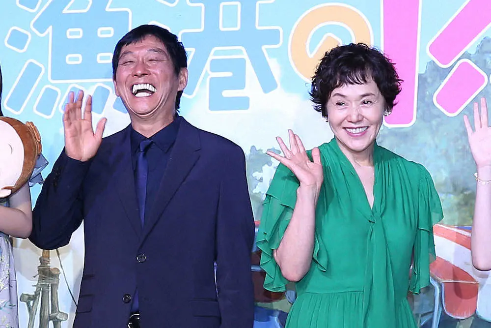 劇場アニメ映画「漁港の肉子ちゃん」完成報告会で、笑顔を見せる明石家さんま（左）と大竹しのぶ